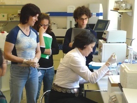 účastnici kurzu v laboratoři
