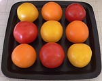 žlutá, oranžová a červená rajčata