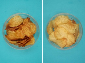 Vlevo smažené lupínky z neupravených brambor, vpravo z brambor s přidaným genem, který urychluje odbourávání cukrů. 