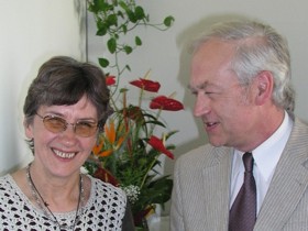 doktorka Ivana Macháčková s děkanem Přírodovědecké fakulty Univerzity Karlovy, profesorem Pavlem Kovářem