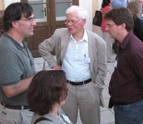 Doktor Miroslav Kamínek z ÚEB (uprostřed) diskutuje s dalšími účastníky konference