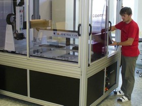 doktor Jan Šafář, spoluautor článku v Science, u speciálního robota pro tvorbu tzv. DNA knihoven 