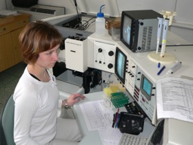 průtokový cytometr z laboratoře ÚEB - přístroj pro počítání a měření mikroskopických částic
